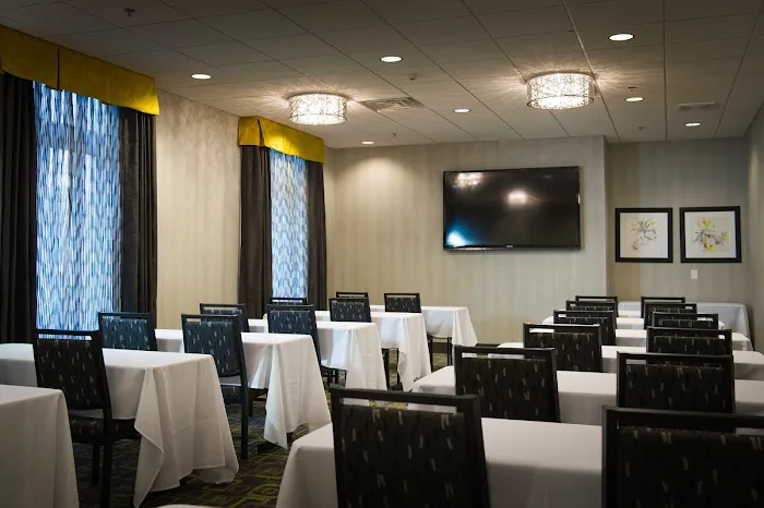 Holiday Inn Express & Suites Madison Central by IHG 4