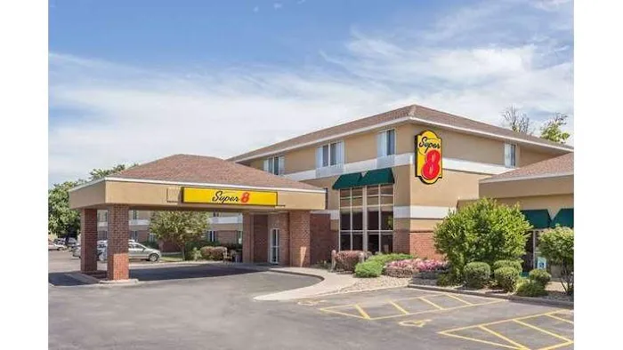 Super 8 by Wyndham Madison South 4