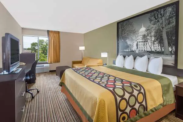 Super 8 by Wyndham Madison South 4