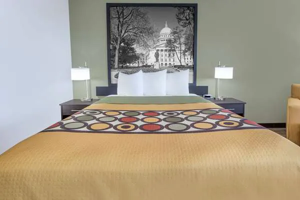 Super 8 by Wyndham Madison South 4