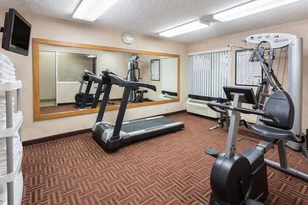 Super 8 by Wyndham Madison South 4
