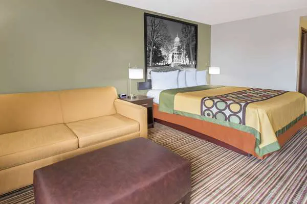 Super 8 by Wyndham Madison South 4