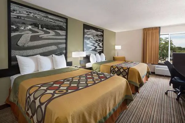 Super 8 by Wyndham Madison South 4