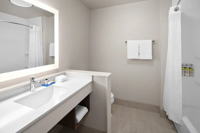 Holiday Inn Express & Suites Elkhorn - Lake Geneva Area by IHG 4