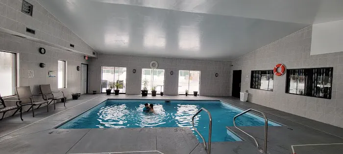 Sky Lodge Inn And Suites 4