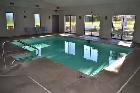 Sky Lodge Inn And Suites 4