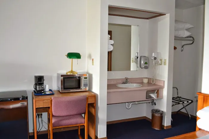 Sky Lodge Inn And Suites 4