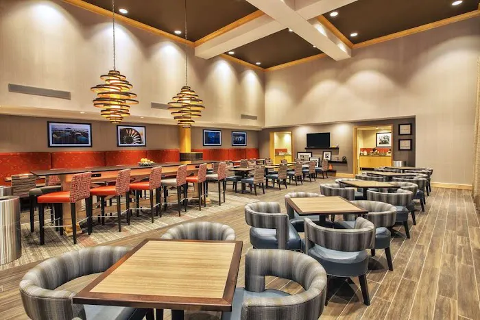 Hampton Inn & Suites Madison-West 4