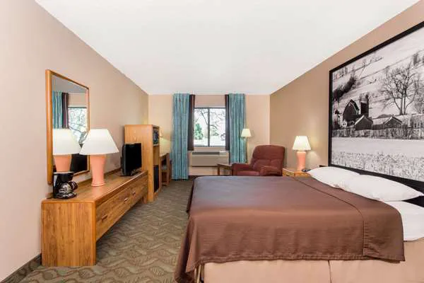 Super 8 by Wyndham Dodgeville 4