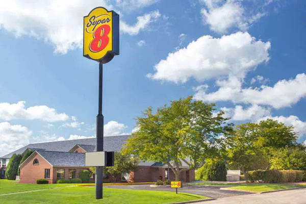Super 8 by Wyndham Dodgeville 4