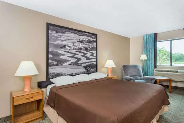 Super 8 by Wyndham Dodgeville 4