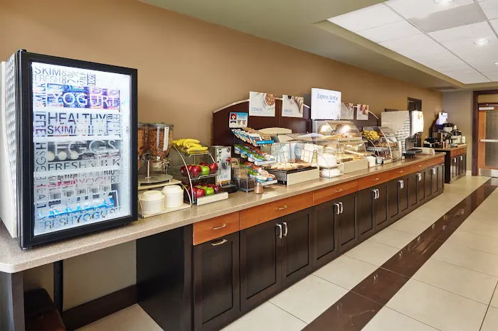 Holiday Inn Express & Suites Madison - Verona, an IHG Hotel 4