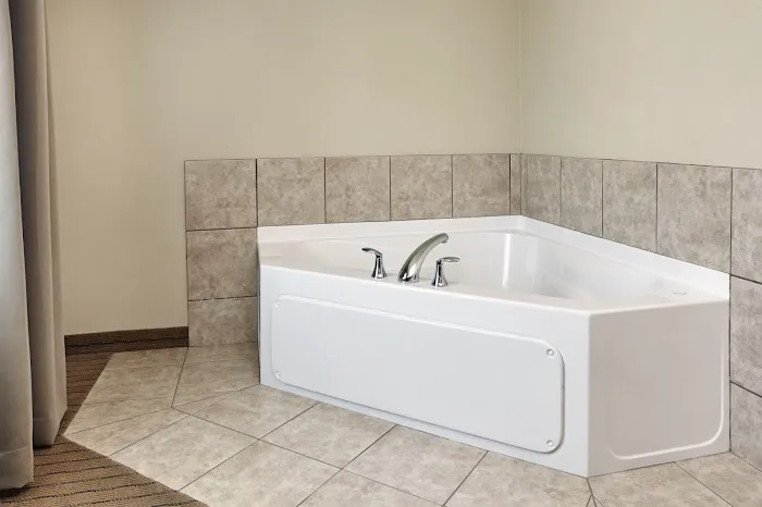 Holiday Inn Express & Suites Madison - Verona, an IHG Hotel 4