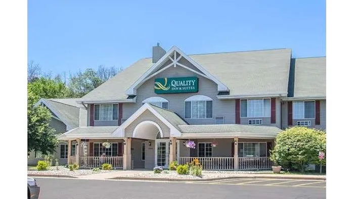 Quality Inn & Suites East Troy I-43 4