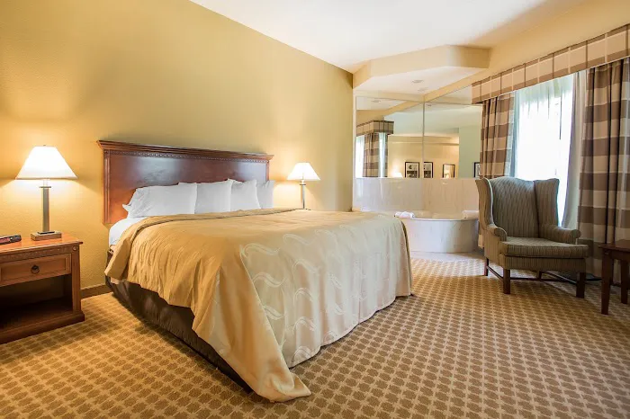 Quality Inn & Suites East Troy I-43 4