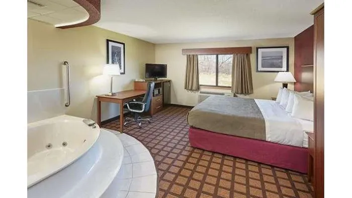 AmericInn by Wyndham Burlington 4