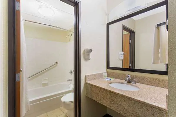 AmericInn by Wyndham Burlington 4