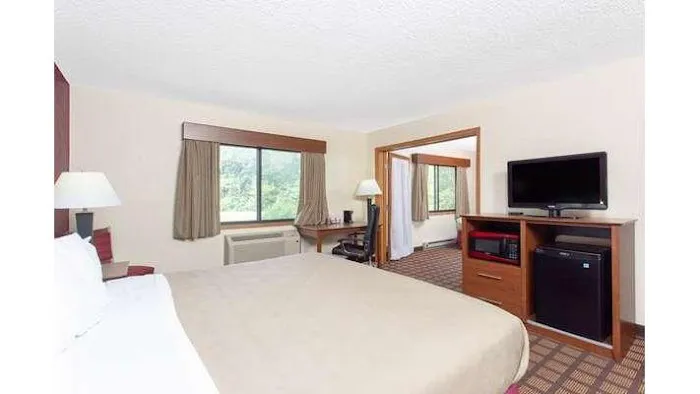 AmericInn by Wyndham Burlington 4