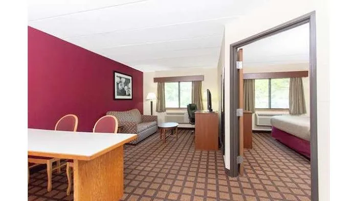 AmericInn by Wyndham Burlington 4