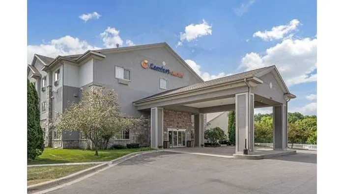 Comfort Suites Lake Geneva East 4