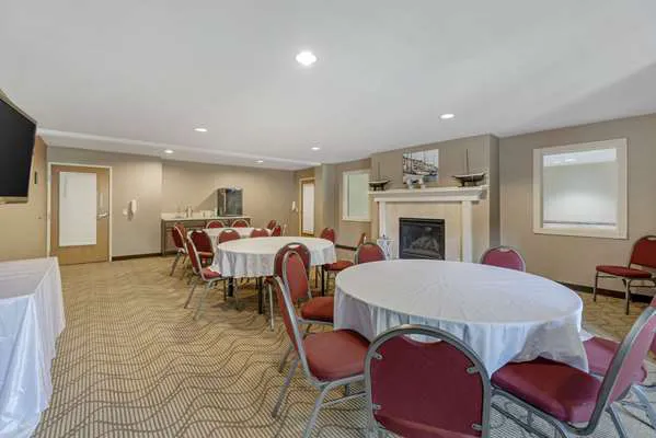 Comfort Suites Lake Geneva East 4