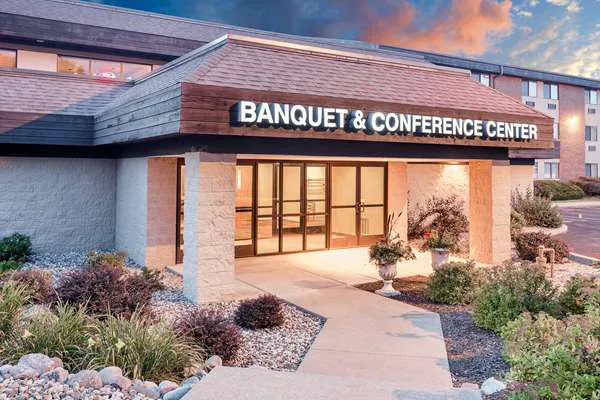 Ramada by Wyndham Waupaca 4