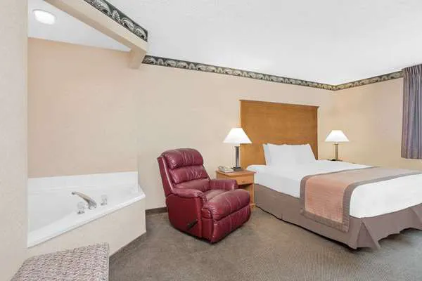 Ramada by Wyndham Waupaca 4