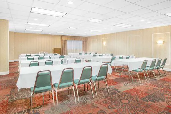 Ramada by Wyndham Waupaca 4