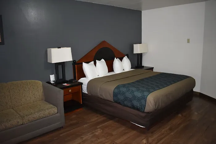 Econo Lodge Waupaca 4