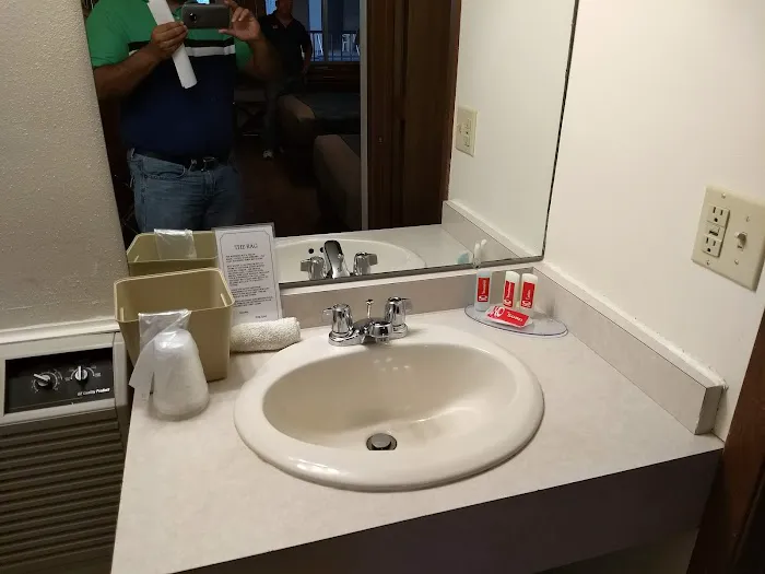 Econo Lodge Waupaca 4