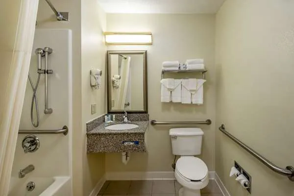 Quality Inn 4