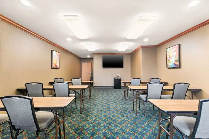 Best Western Legacy Inn & Suites Beloit-South Beloit 4