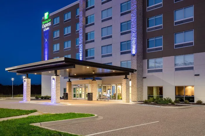 Holiday Inn Express & Suites Beloit by IHG 4