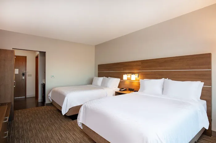 Holiday Inn Express & Suites Beloit by IHG 4