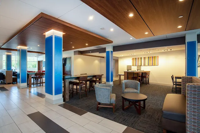 Holiday Inn Express & Suites Beloit by IHG 4