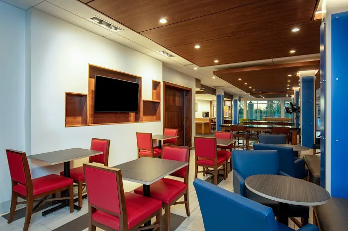 Holiday Inn Express & Suites Beloit by IHG 4