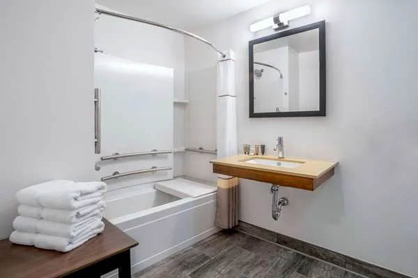 Riverview Inn & Suites, Ascend Hotel Collection 4