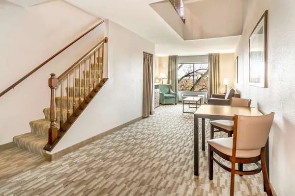Riverview Inn & Suites, Ascend Hotel Collection 4