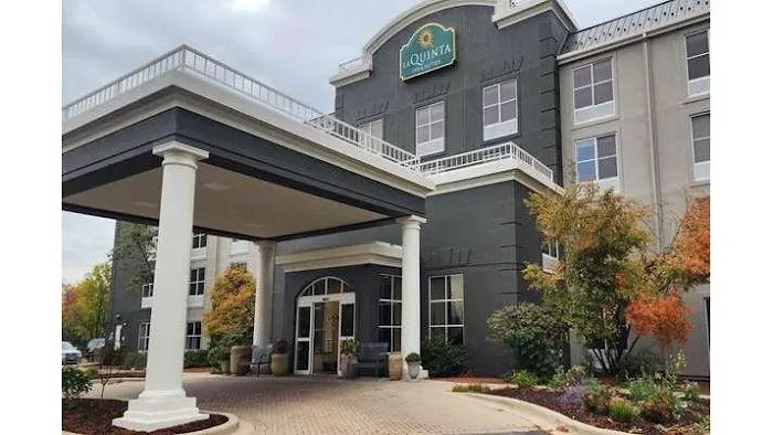 La Quinta Inn & Suites by Wyndham Milwaukee SW New Berlin 4