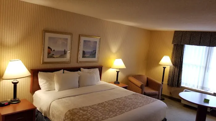 La Quinta Inn & Suites by Wyndham Milwaukee SW New Berlin 4