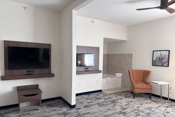 La Quinta Inn & Suites by Wyndham Milwaukee SW New Berlin 4