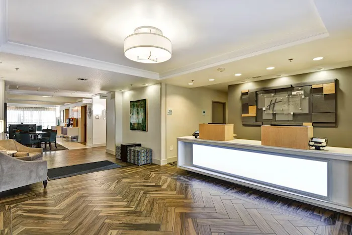 Holiday Inn Express & Suites Milwaukee-New Berlin by IHG 4