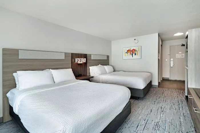 Holiday Inn Express & Suites Milwaukee-New Berlin by IHG 4