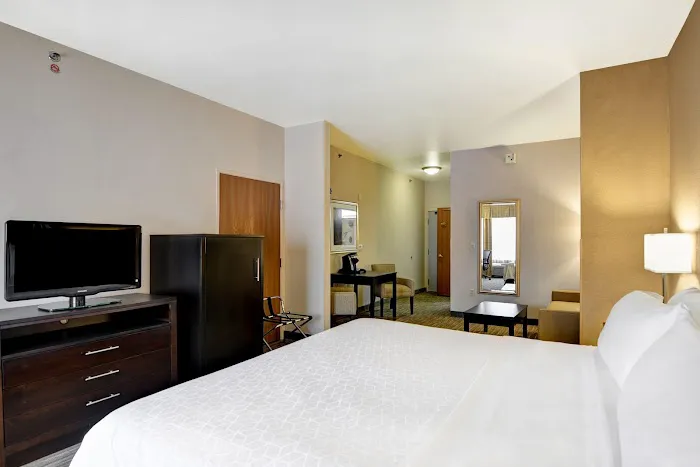 Holiday Inn Express & Suites Milwaukee-New Berlin by IHG 4