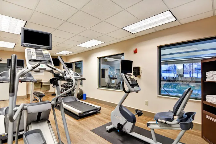 Holiday Inn Express & Suites Milwaukee-New Berlin by IHG 4