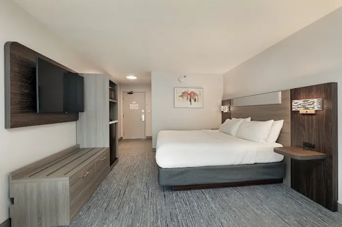 Holiday Inn Express & Suites Milwaukee-New Berlin by IHG 4