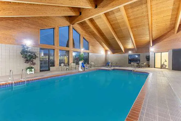 AmericInn by Wyndham New London 4