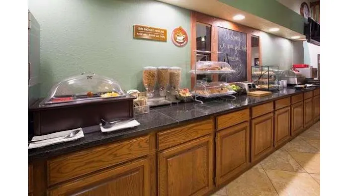 AmericInn by Wyndham New London 4
