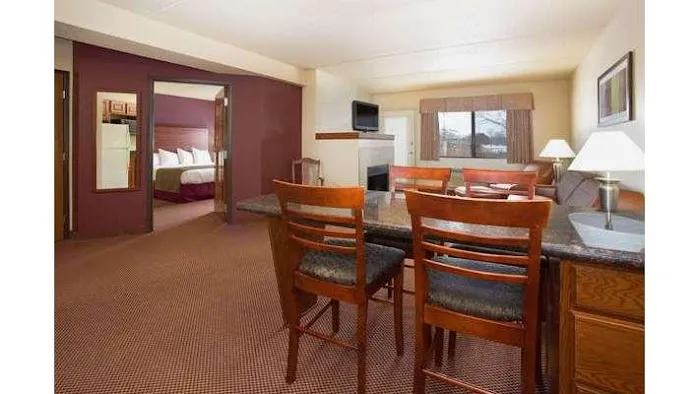 AmericInn by Wyndham New London 4