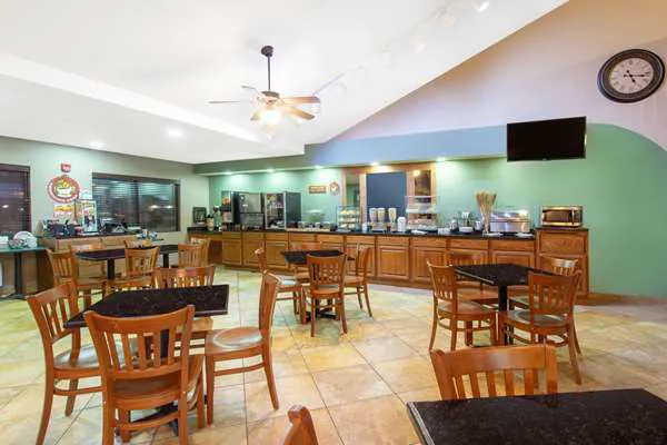 AmericInn by Wyndham New London 4